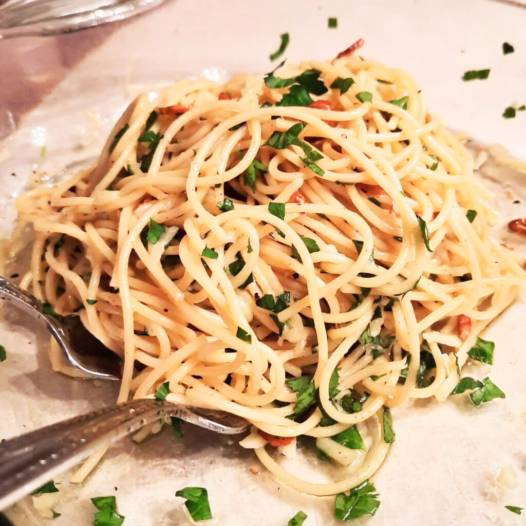 Spaghetti with garlic and oil