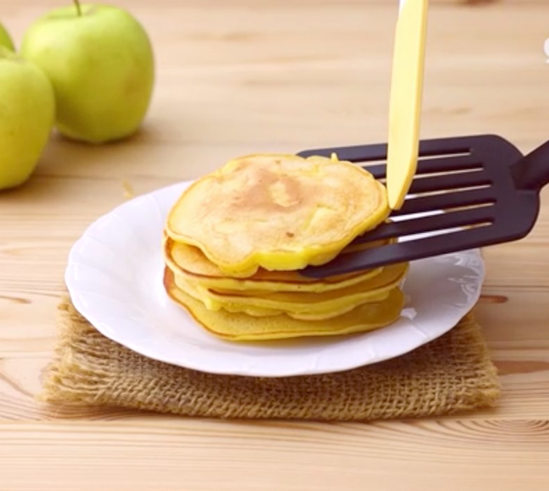 Fluffy apple pancakes